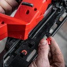 Milwaukee M18 FN16GA-0X FUEL 16GA vinklet dykkertpistol (kun maskin, uten batteri og lader) i HD koffert thumbnail