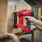 Milwaukee M18 FUEL FNCS18GS-202X børsteløs kompakt krampepistol (2 x 2,0Ah batterier) levert i HD koffert thumbnail