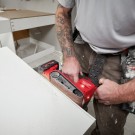 Milwaukee M18 FBTS75-0 FUEL 75mm båndsliper (kun maskin, uten batteri og lader) thumbnail