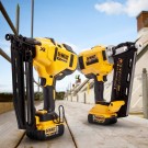 Dewalt DCK264P2T 18V XR batteridrevet børsteløs dykkert- og konstruksjons spikerpistol (2 x 5Ah batterier) thumbnail
