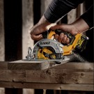 Sjekk prisen! Dewalt DCS512N 10,8V/12V XR kompakt børsteløs sirkelsag 140mm (kun kropp) thumbnail