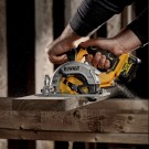 Dewalt DCS512N 12V XR kompakt børsteløs sirkelsag 140mm (kun kropp) thumbnail